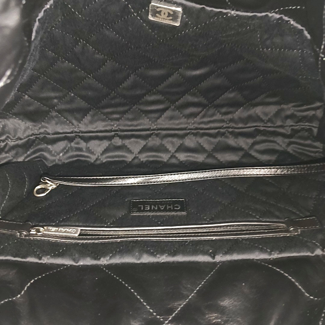 CHANEL 22 Medium Quilted Calfskin Black