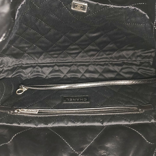CHANEL 22 Medium Quilted Calfskin Black