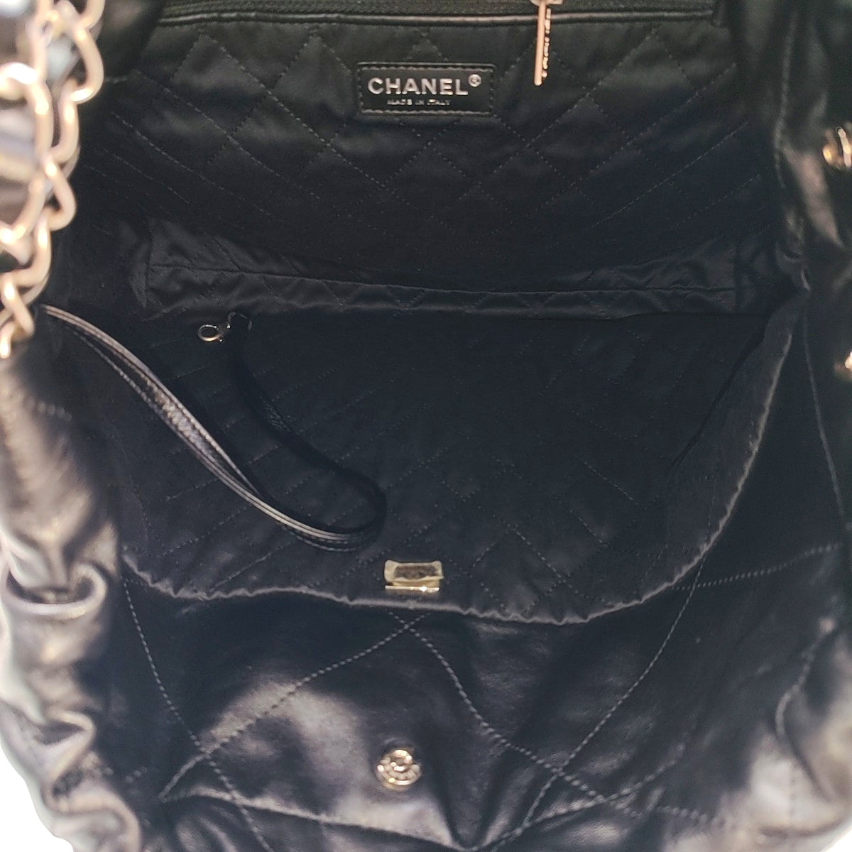 CHANEL 22 Medium Quilted Calfskin Black