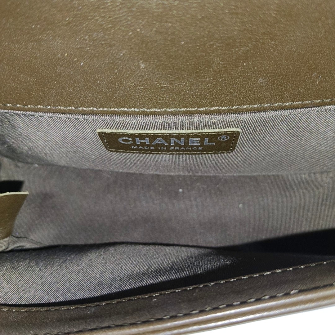 BOY CHANEL Chevron, Piel de becerro acolchada marrón