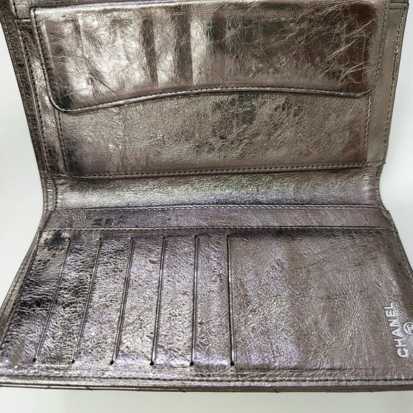 2.55 Cartera plateada de piel de becerro acolchada