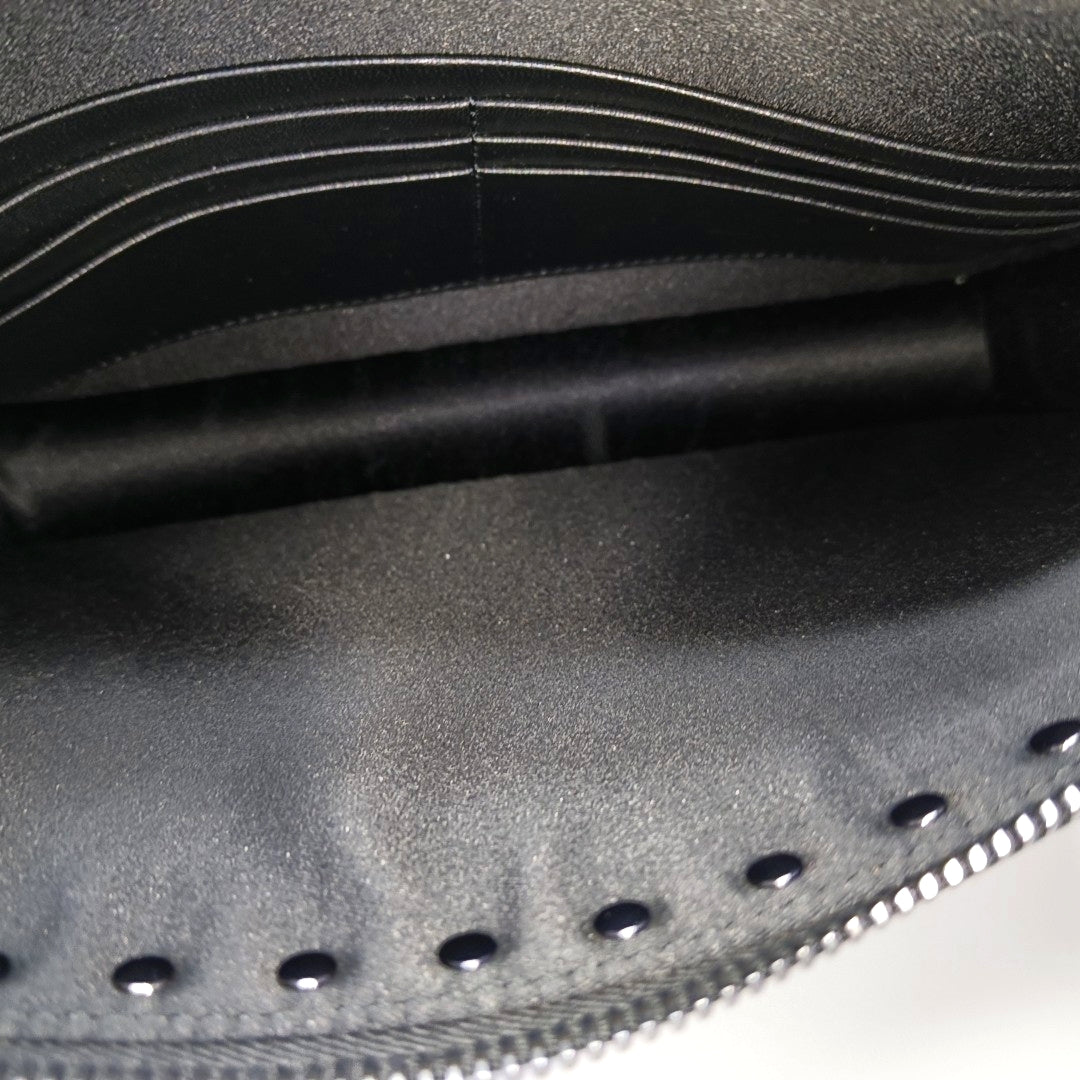 Authenticated pre-owned  Rockstud Calfskin Black - Clutch at Looply