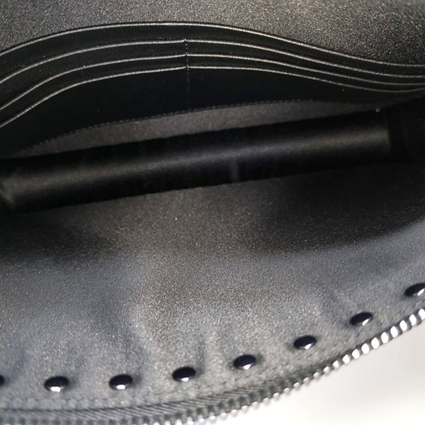 Authenticated pre-owned  Rockstud Calfskin Black - Clutch at Looply