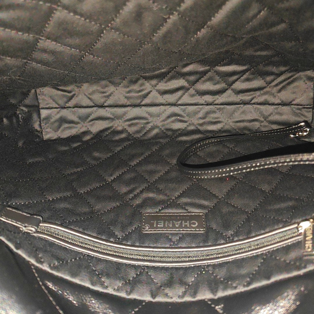 CHANEL 22 Small Quilted Calfskin Black