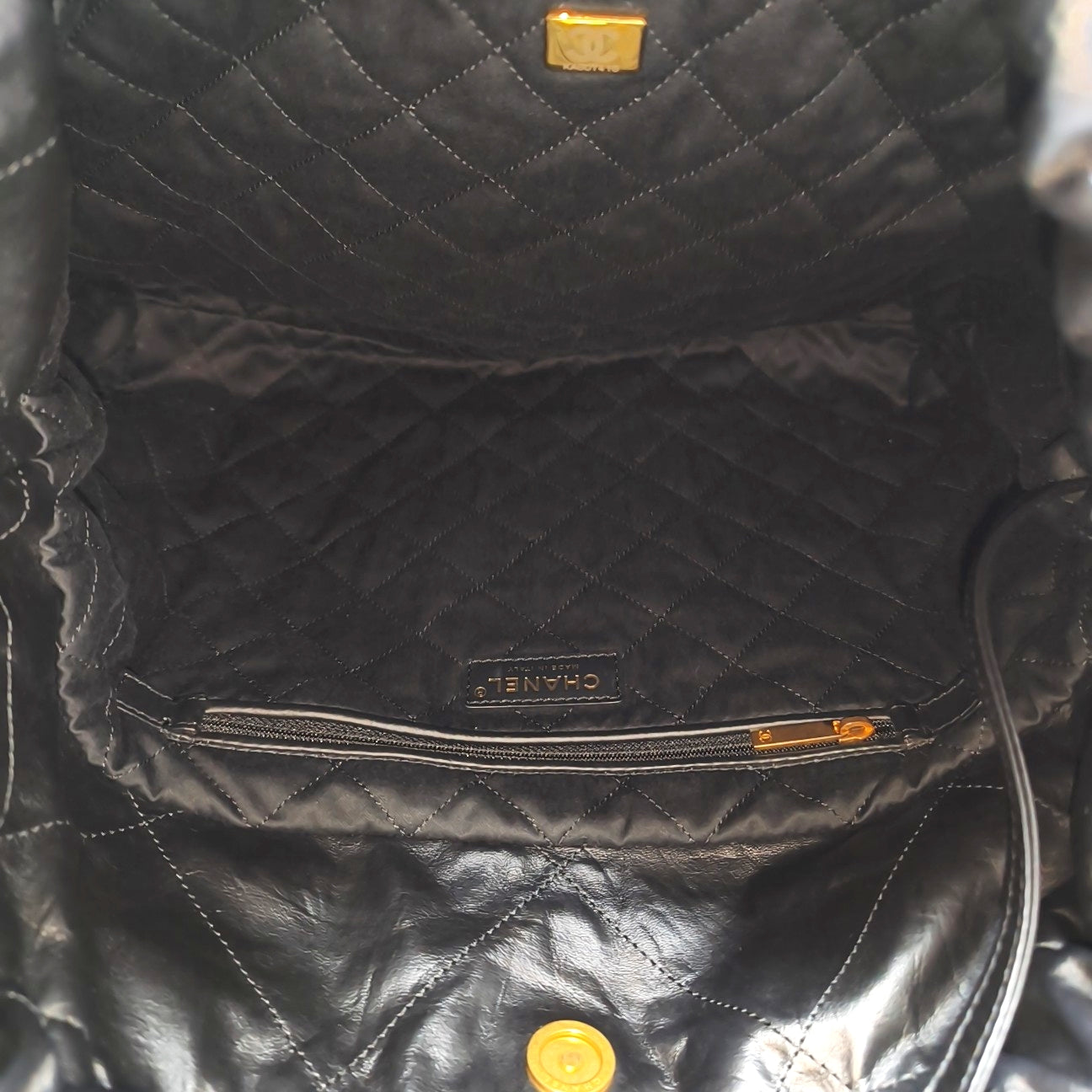 CHANEL 22 Medium Quilted Calfskin Black