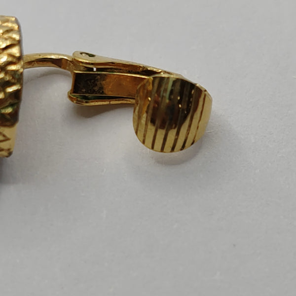 Pendientes dorados de metal con el logo CD en forma de columpio