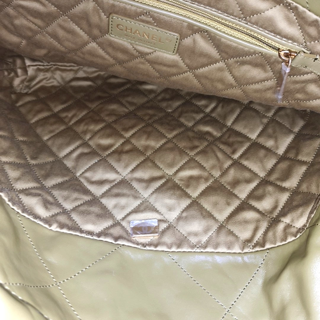 CHANEL 22 Small Quilted Calfskin Green