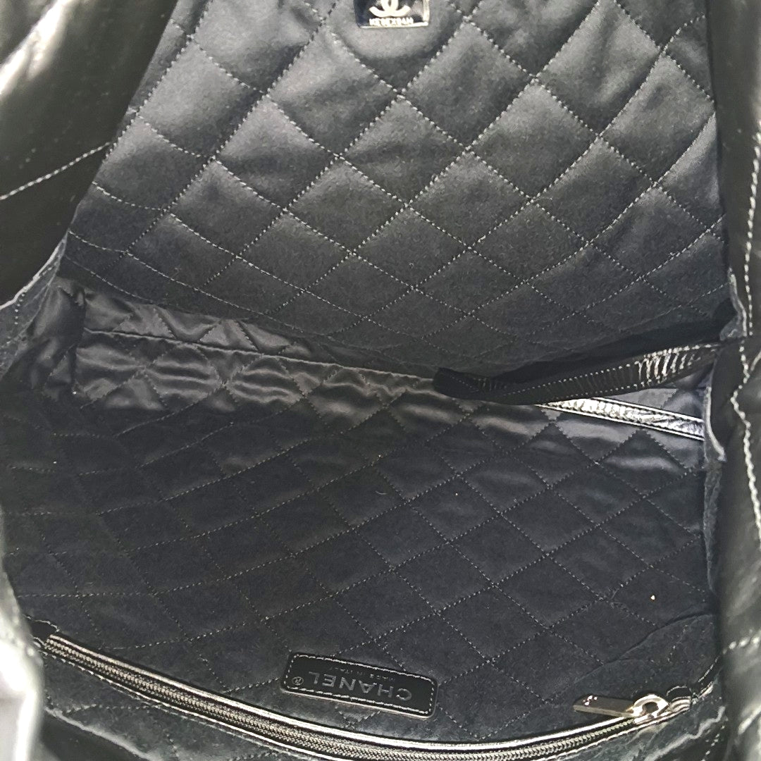 CHANEL 22 Medium Quilted Calfskin Black