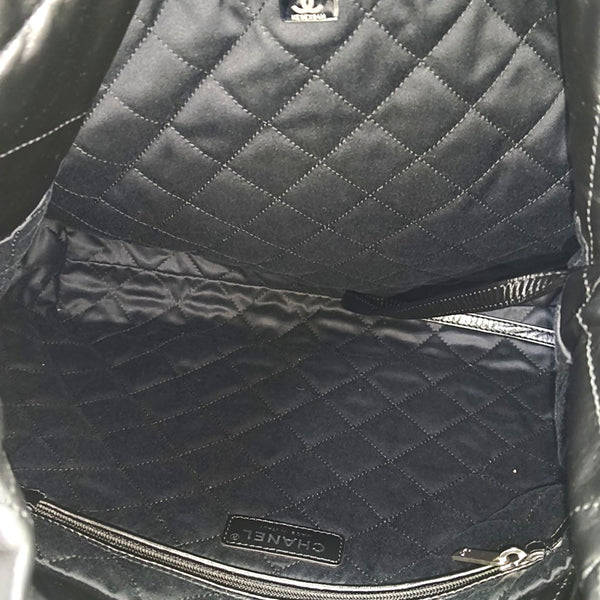 CHANEL 22 Medium Quilted Calfskin Black