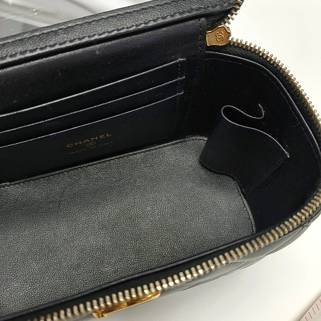 VANITY CASE Small Quilted Lambskin Black