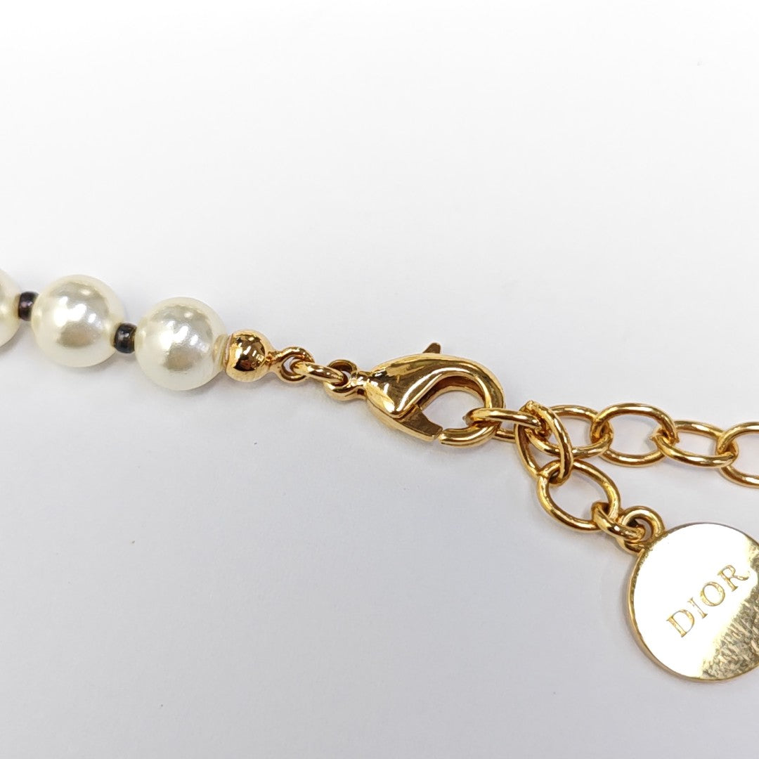 30 Montaigne Metal White Necklace