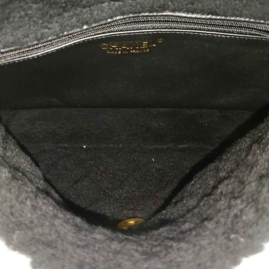 Authenticated pre-owned  CLASSIC FLAP Quilted Sheepskin Black - Crossbody Bag at Looply