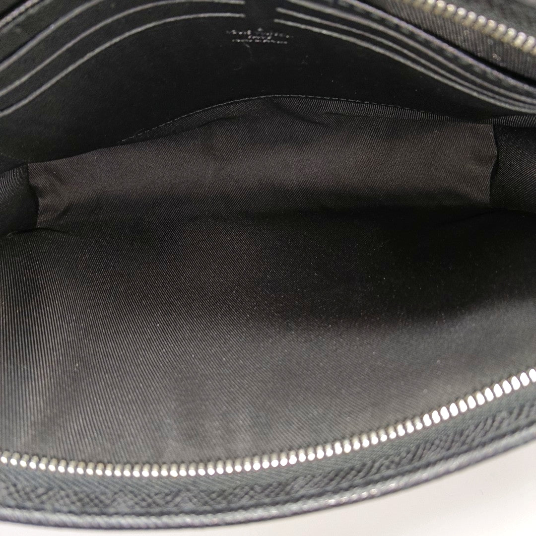 Pochette Voyag MM Calfskin Black