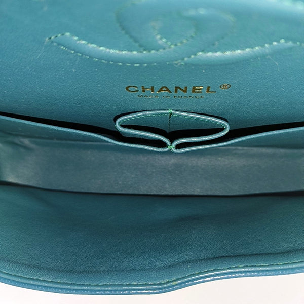 CLASSIC FLAP Medium Chevron Grained Calfskin Green
