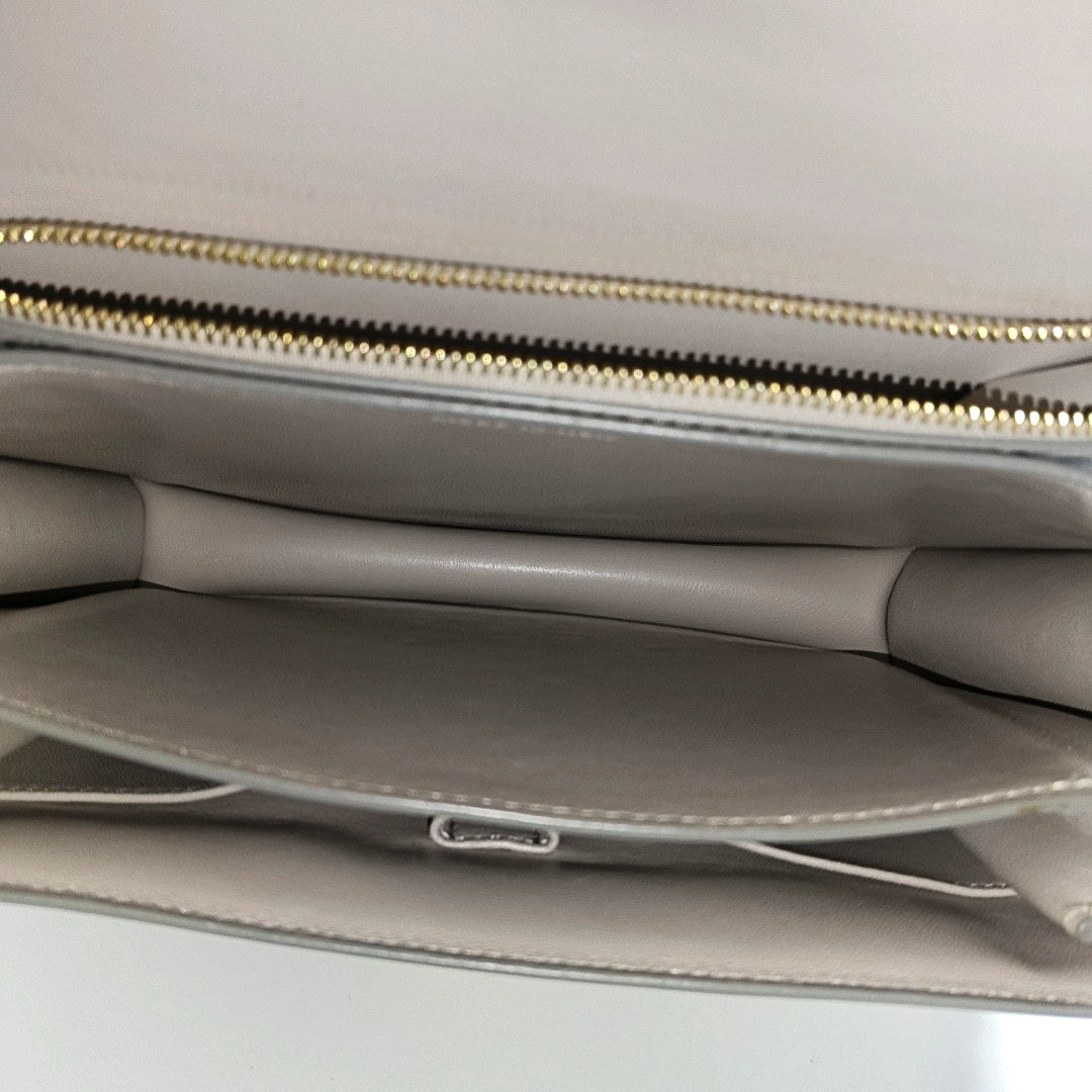 Authenticated pre-owned  CLASSIC BOX Medium Calfskin Gray - Shoulder Bag at Looply