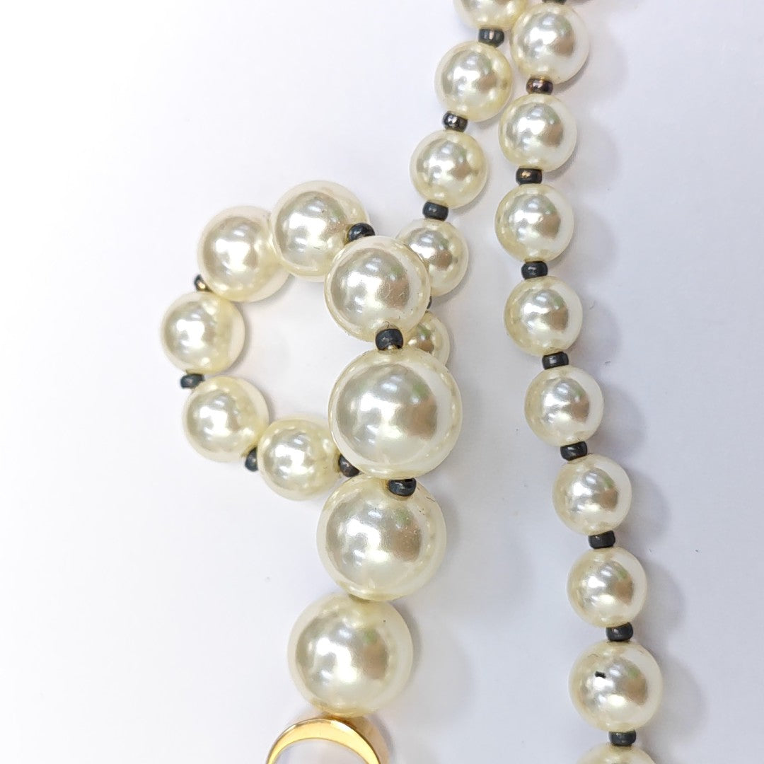 30 Montaigne Metal White Necklace