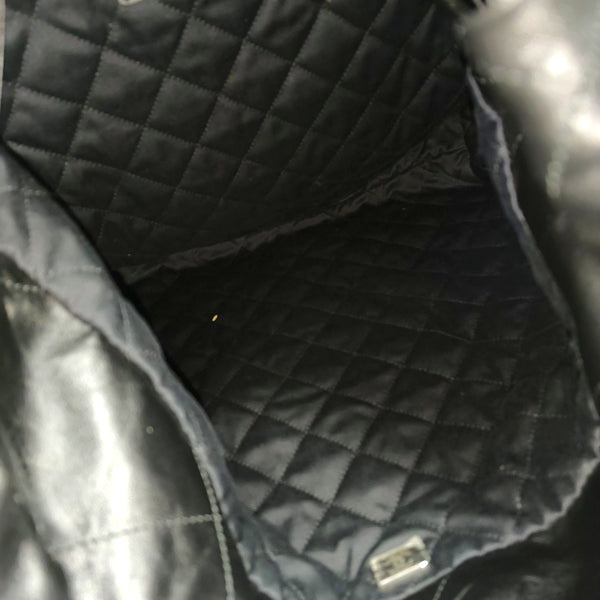 CHANEL 22 Medium Quilted Calfskin Black