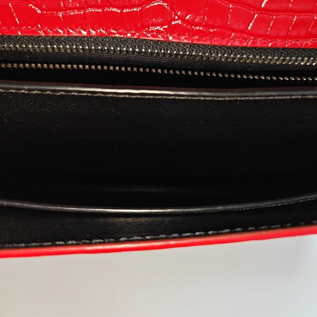 Authenticated pre-owned  CASSANDRA Calfskin Red - Shoulder Bag at Looply