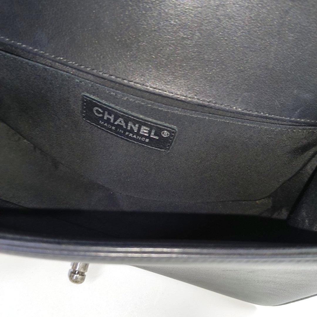 Authenticated pre-owned  BOY CHANEL Medium Chevron Calfskin Black - Shoulder Bag at Looply