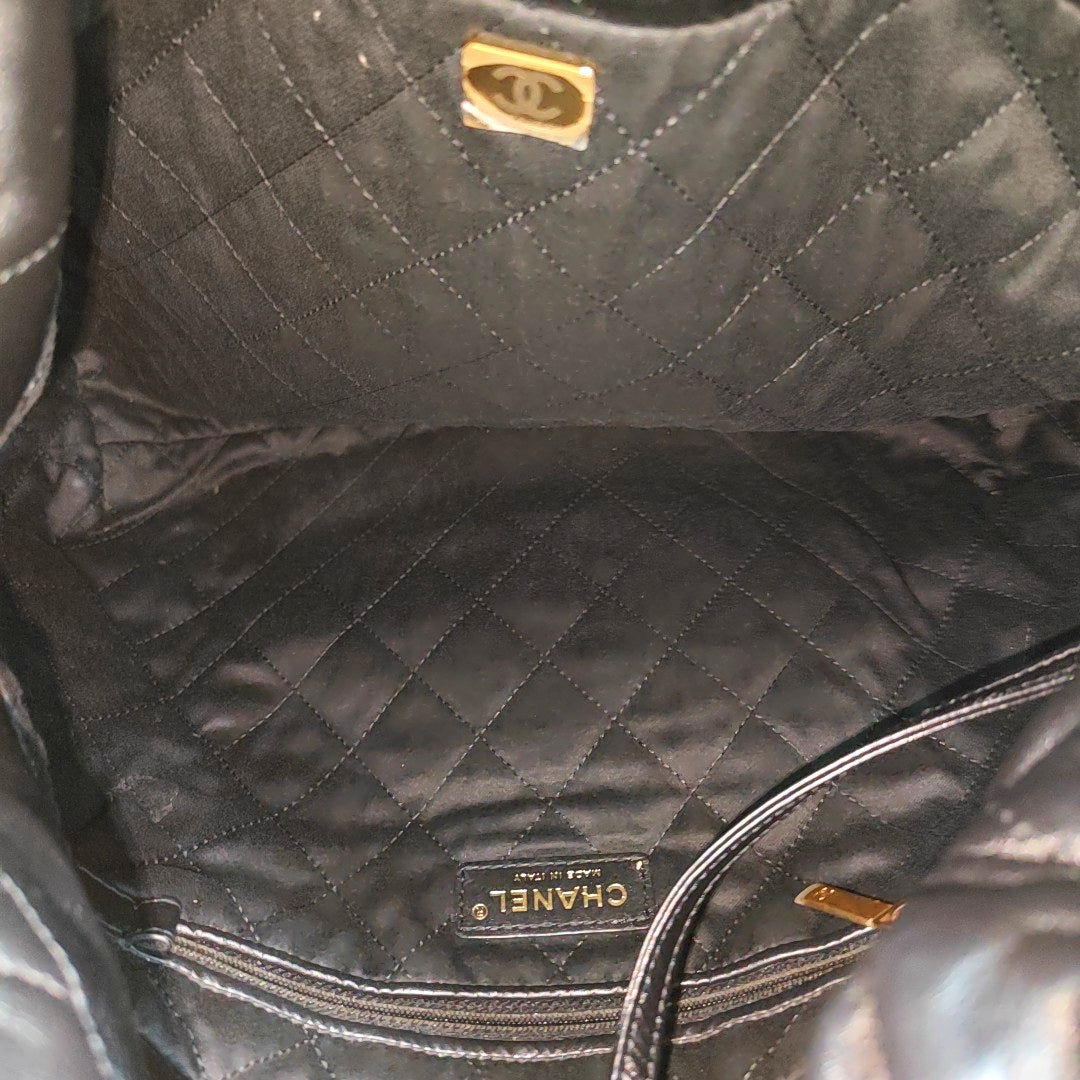 CHANEL 22 Small Quilted Calfskin Black