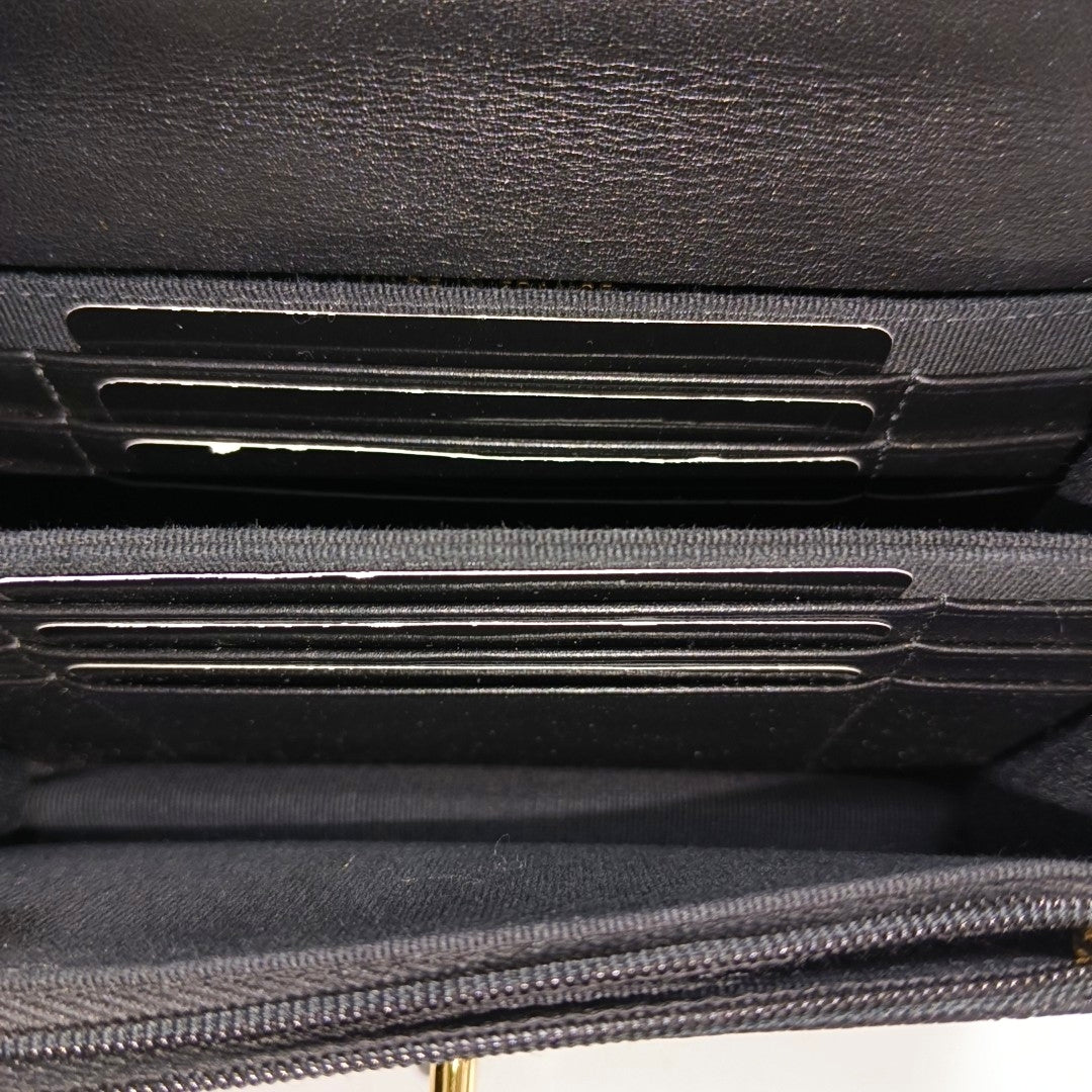 Authenticated pre-owned  CLASSIC FLAP Quilted Calfskin Black - Shoulder Bag at Looply