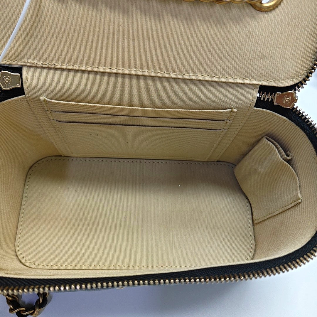 VANITY CASE Small Quilted Lambskin Black