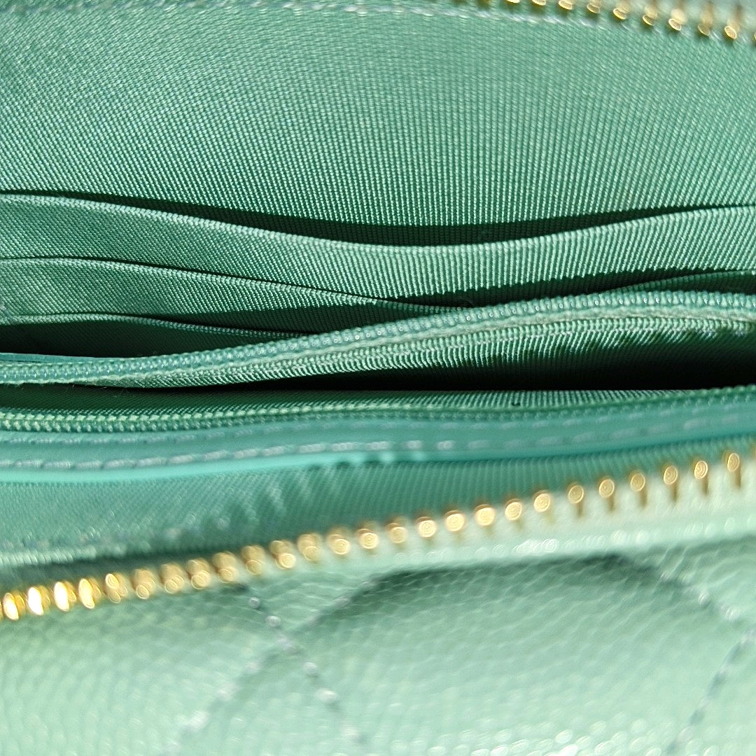 Authenticated pre-owned  CLASSIC FLAP Quilted Lambskin Green - Shoulder Bag at Looply