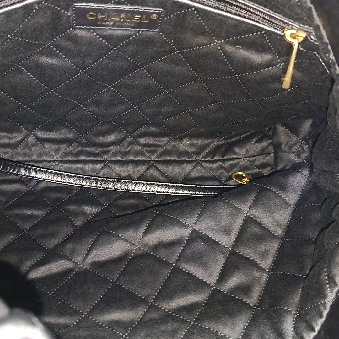 CHANEL 22 Small Quilted Calfskin Black
