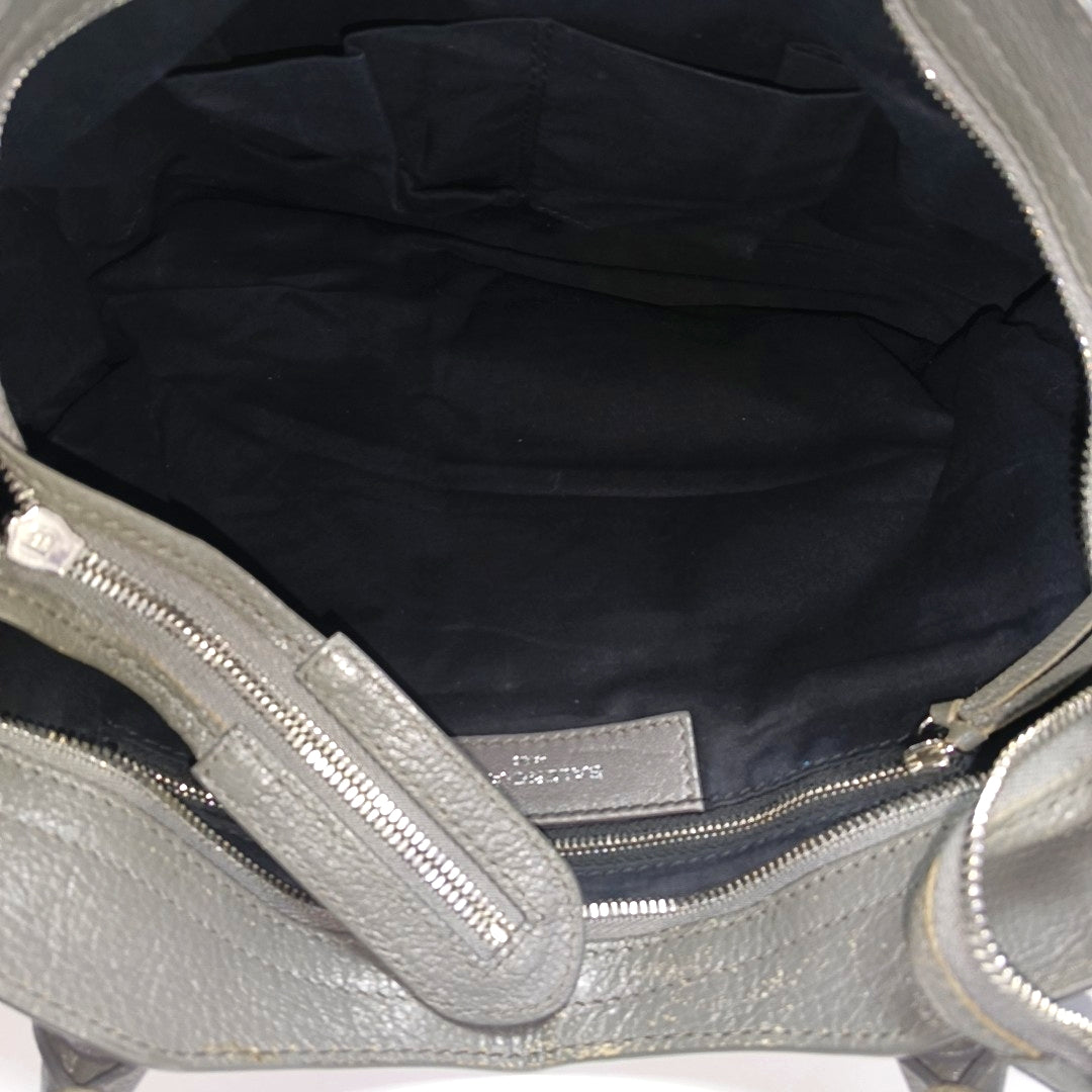 Bolso Classic Metallic Edge City Mediano de Piel de Cordero Gris