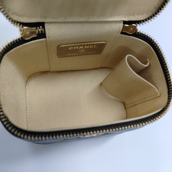Authenticated pre-owned  VANITY CASE Small Quilted Lambskin Black - Shoulder Bag at Looply