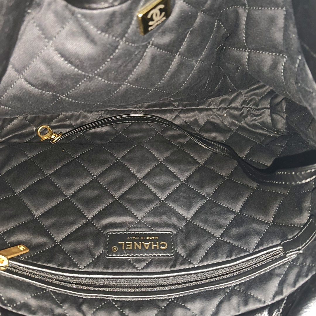 CHANEL 22 Small Quilted Calfskin Black