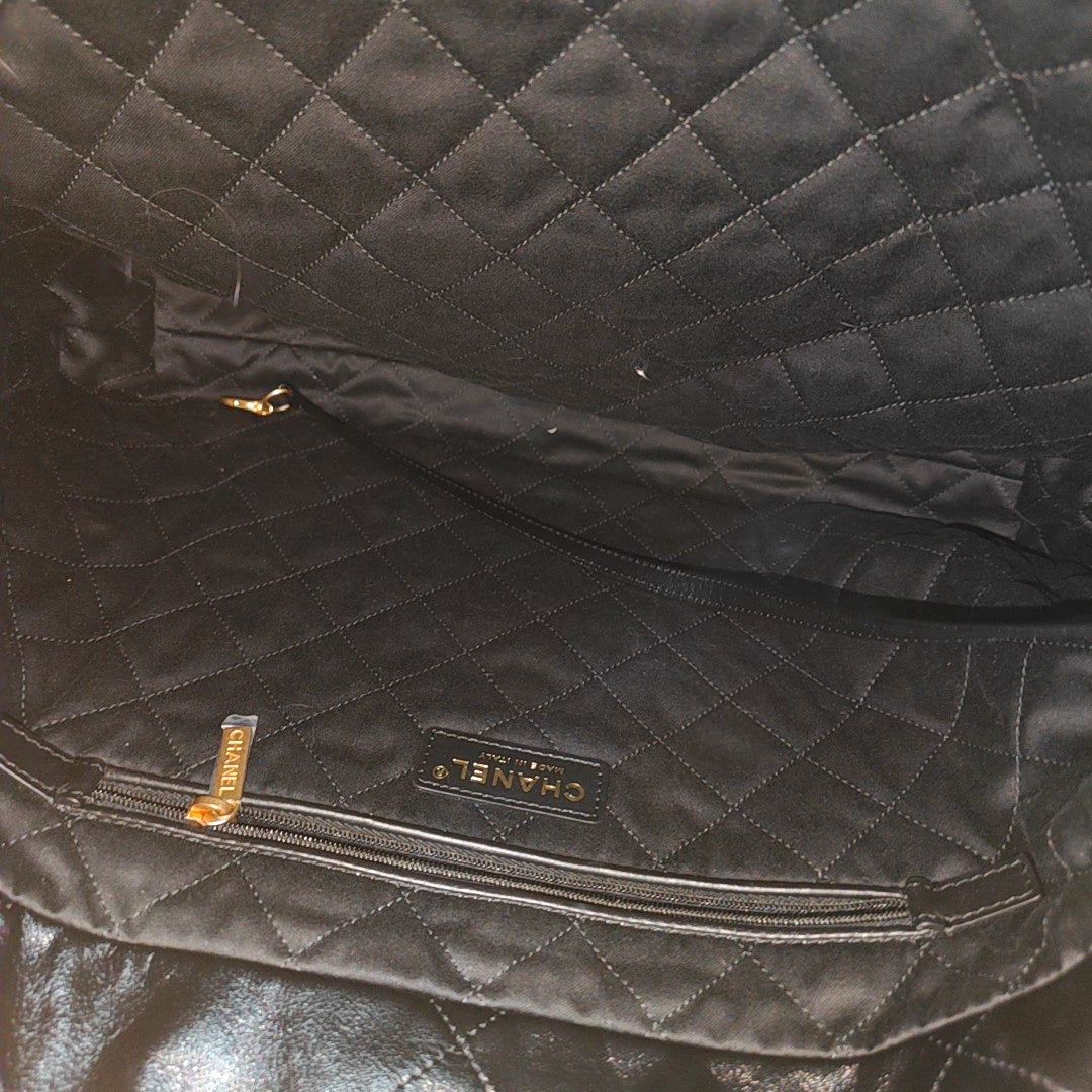 CHANEL 22 Medium Quilted Calfskin Black