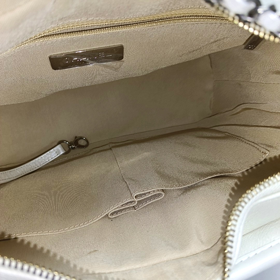 Authenticated pre-owned  GABRIELLE Medium Chevron, Quilted Calfskin White - Shoulder Bag at Looply