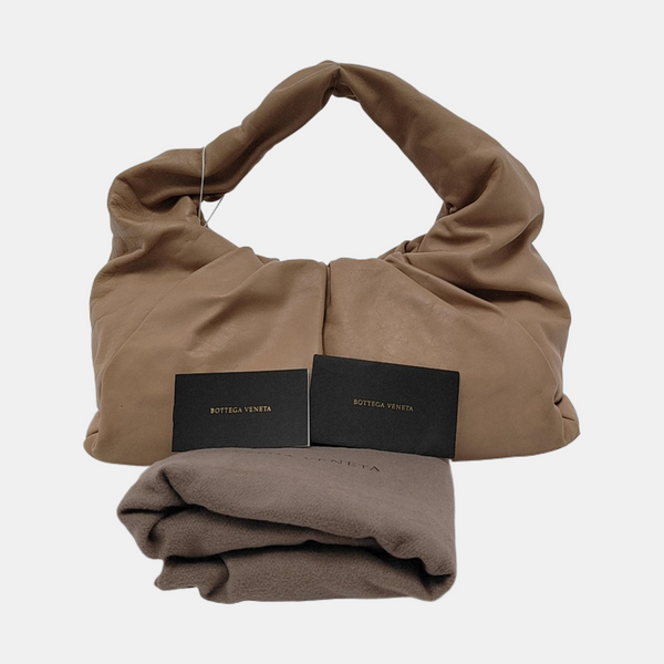 La funda de piel de becerro marrón
