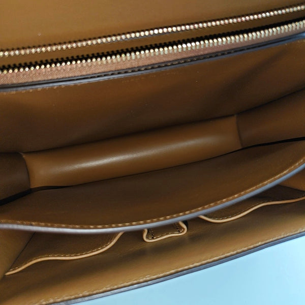 Authenticated pre-owned  CLASSIC BOX Medium Calfskin Brown - Shoulder Bag at Looply