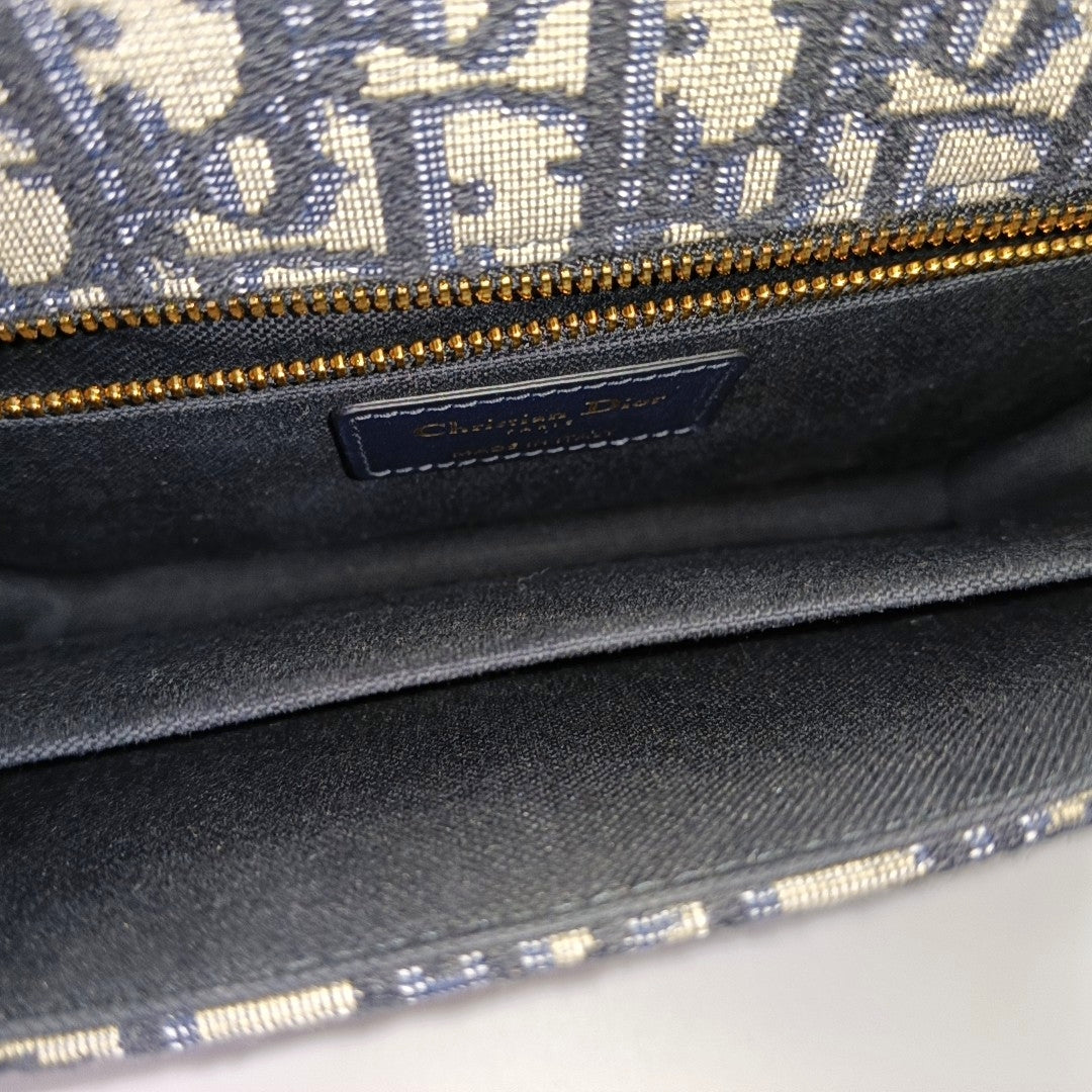 30 Montaigne Medium Oblique Canvas Blue