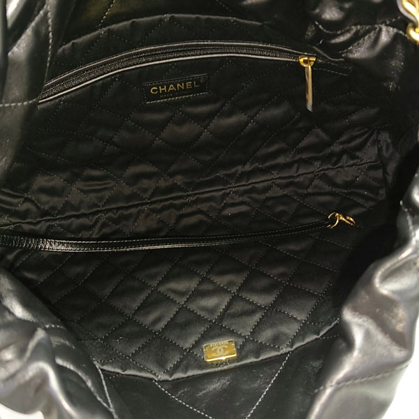 CHANEL 22 Medium Quilted Calfskin Black