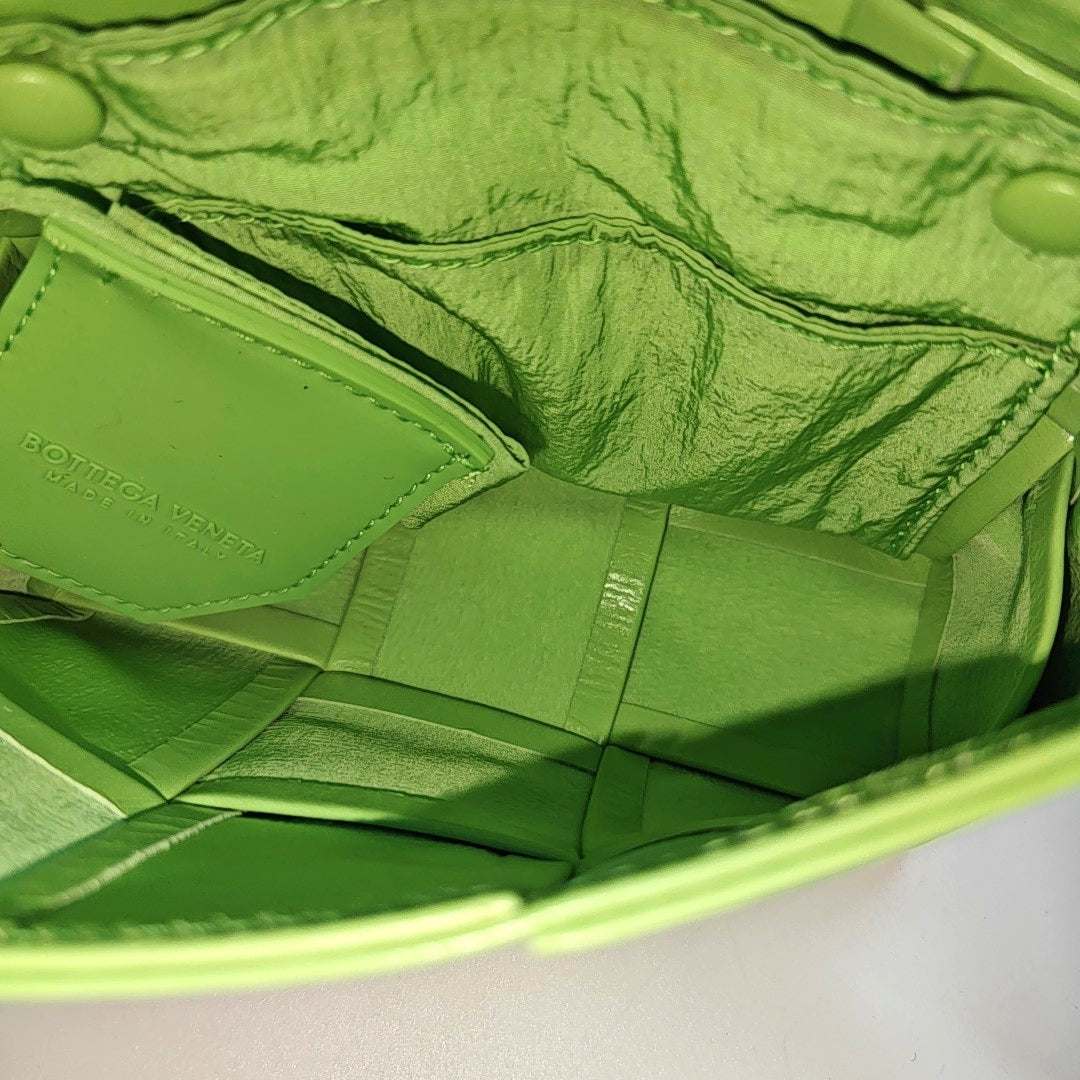 Authenticated pre-owned  Cassette Mini Calfskin Green - Shoulder Bag at Looply