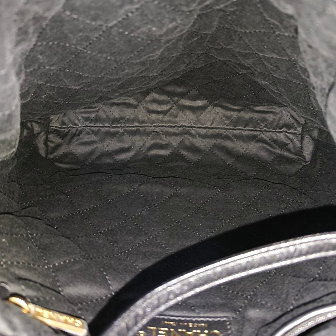 CHANEL 22 Piel de becerro acolchada pequeña negra