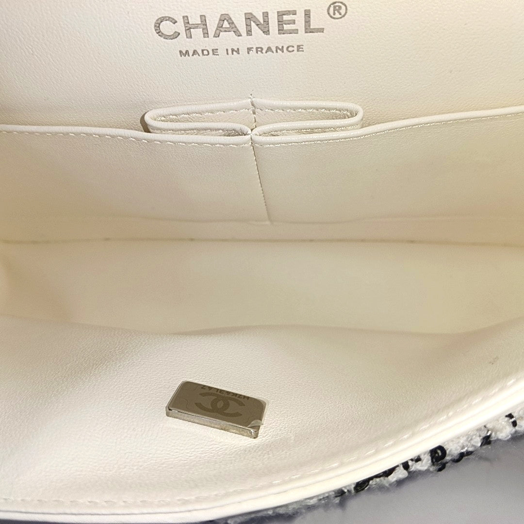 Authenticated pre-owned  CLASSIC FLAP Medium Wool White - Shoulder Bag at Looply