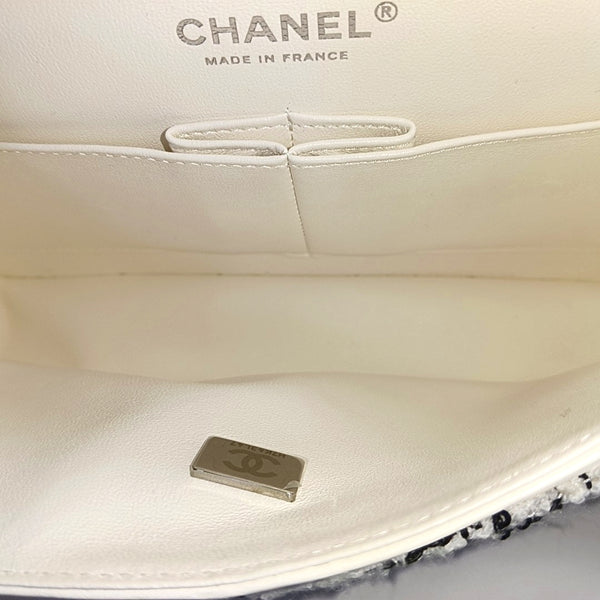 Authenticated pre-owned  CLASSIC FLAP Medium Wool White - Shoulder Bag at Looply