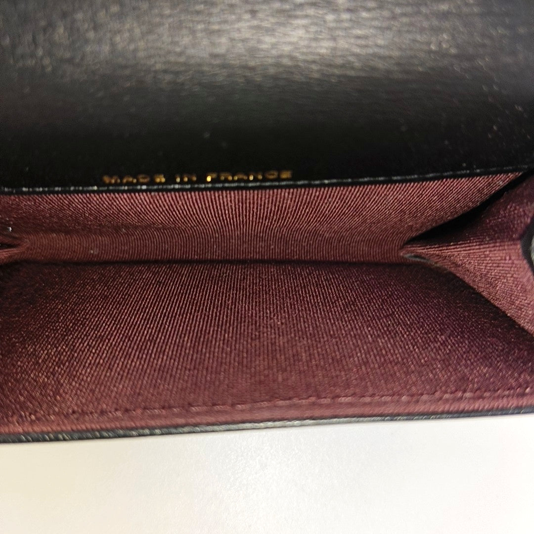 2.55 Cartera negra de piel de becerro acolchada