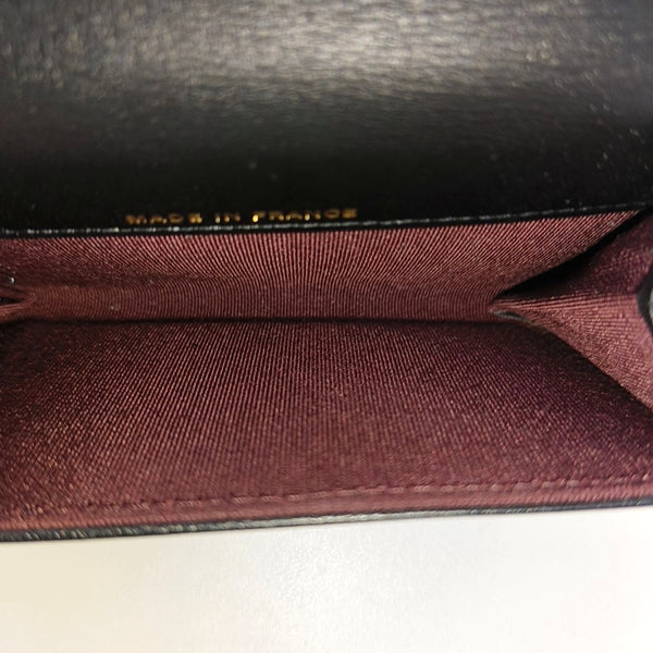 2.55 Cartera negra de piel de becerro acolchada