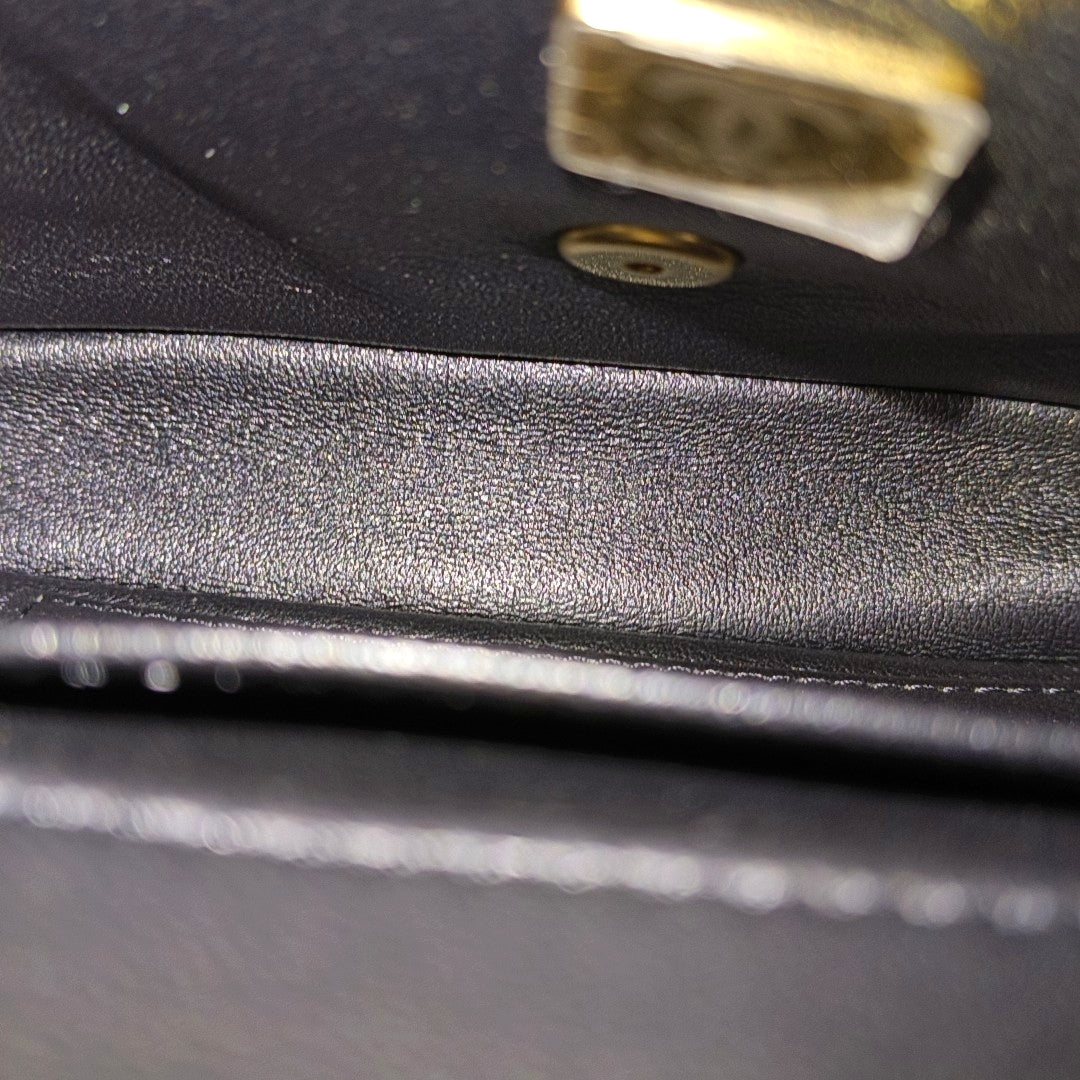 Authenticated pre-owned  CLASSIC FLAP Small Quilted Lambskin Black - Shoulder Bag at Looply