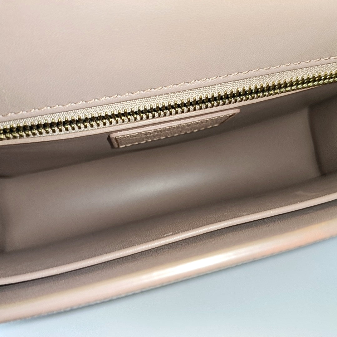 30 Montaigne Medium Calfskin Beige
