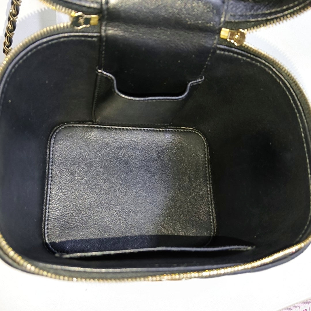 Authenticated pre-owned  VANITY CASE Quilted Lambskin Black - Shoulder Bag at Looply