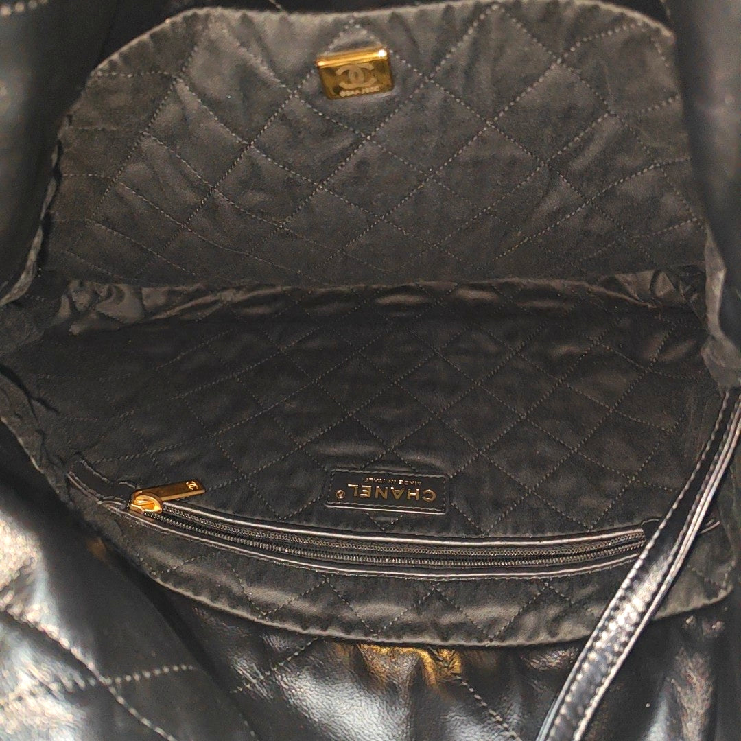 CHANEL 22 Small Quilted Calfskin Black