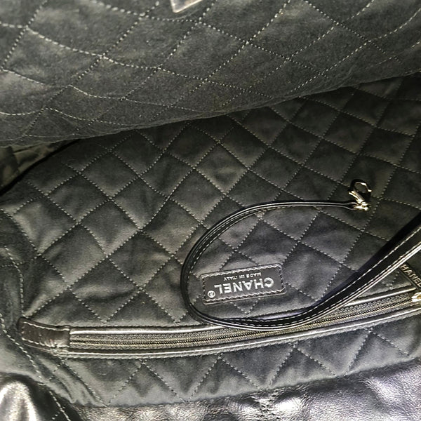 CHANEL 22 Medium Quilted Calfskin Black