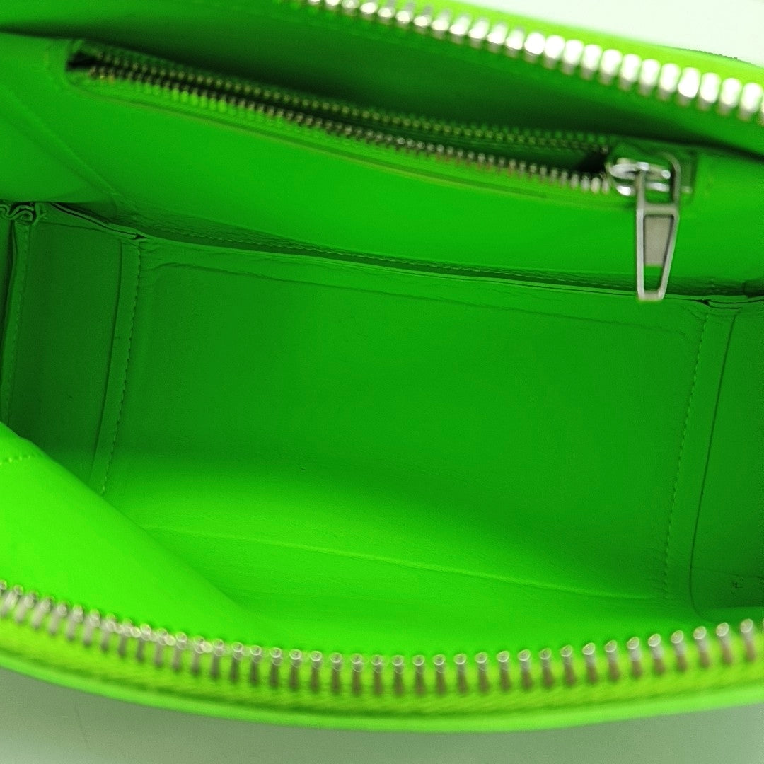 Authenticated pre-owned  Hourglass Calfskin Green - Crossbody Bag at Looply
