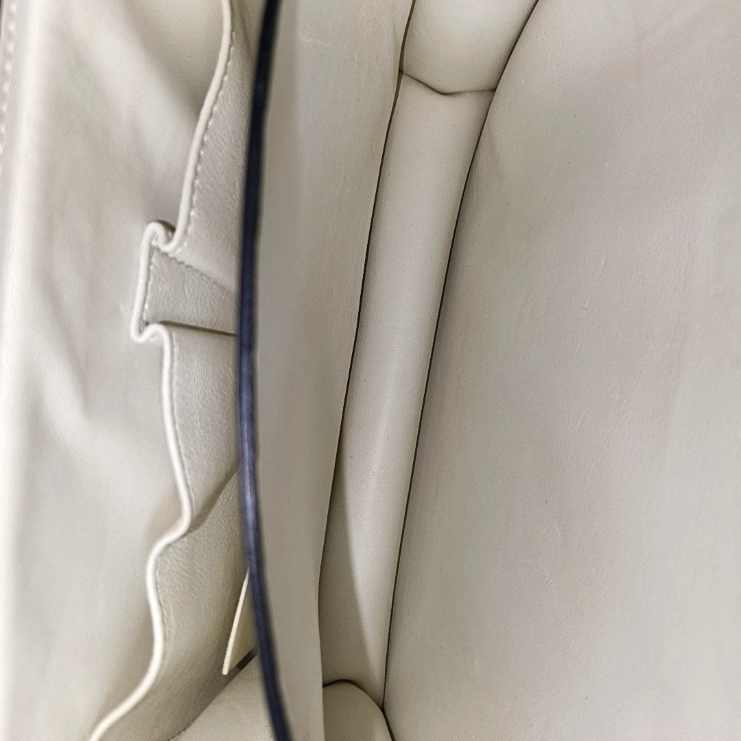 Authenticated pre-owned  CLASSIC BOX Medium Calfskin White - Crossbody Bag at Looply